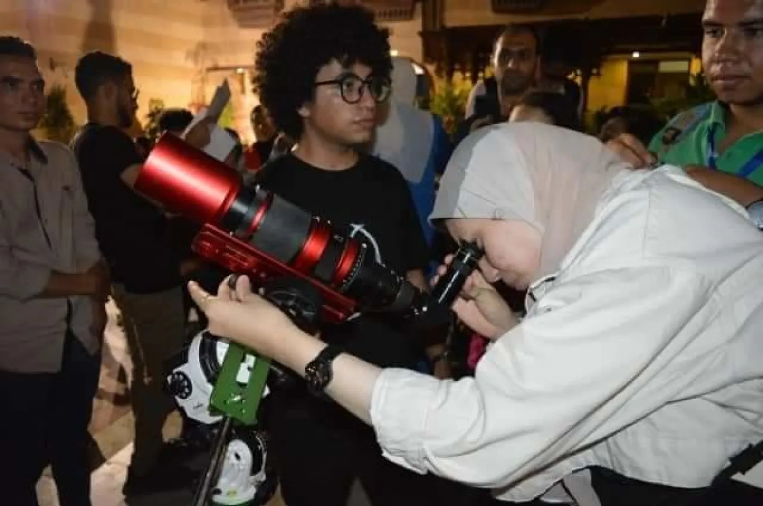 مصريون يتابعون الظواهر الفلكية من داخل متحف الفن الإسلامي (الصفحة الرسمية للجمعية المصرية لعلوم الفلك على فيسبوك)