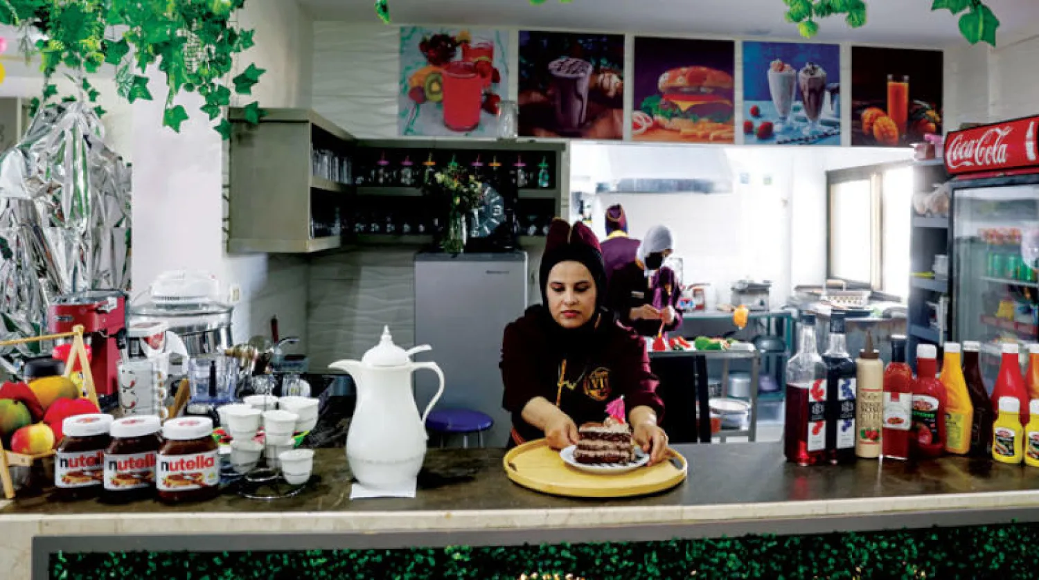 نادلة تعمل في مطعم «صبايا VIP» في غزة (رويترز)