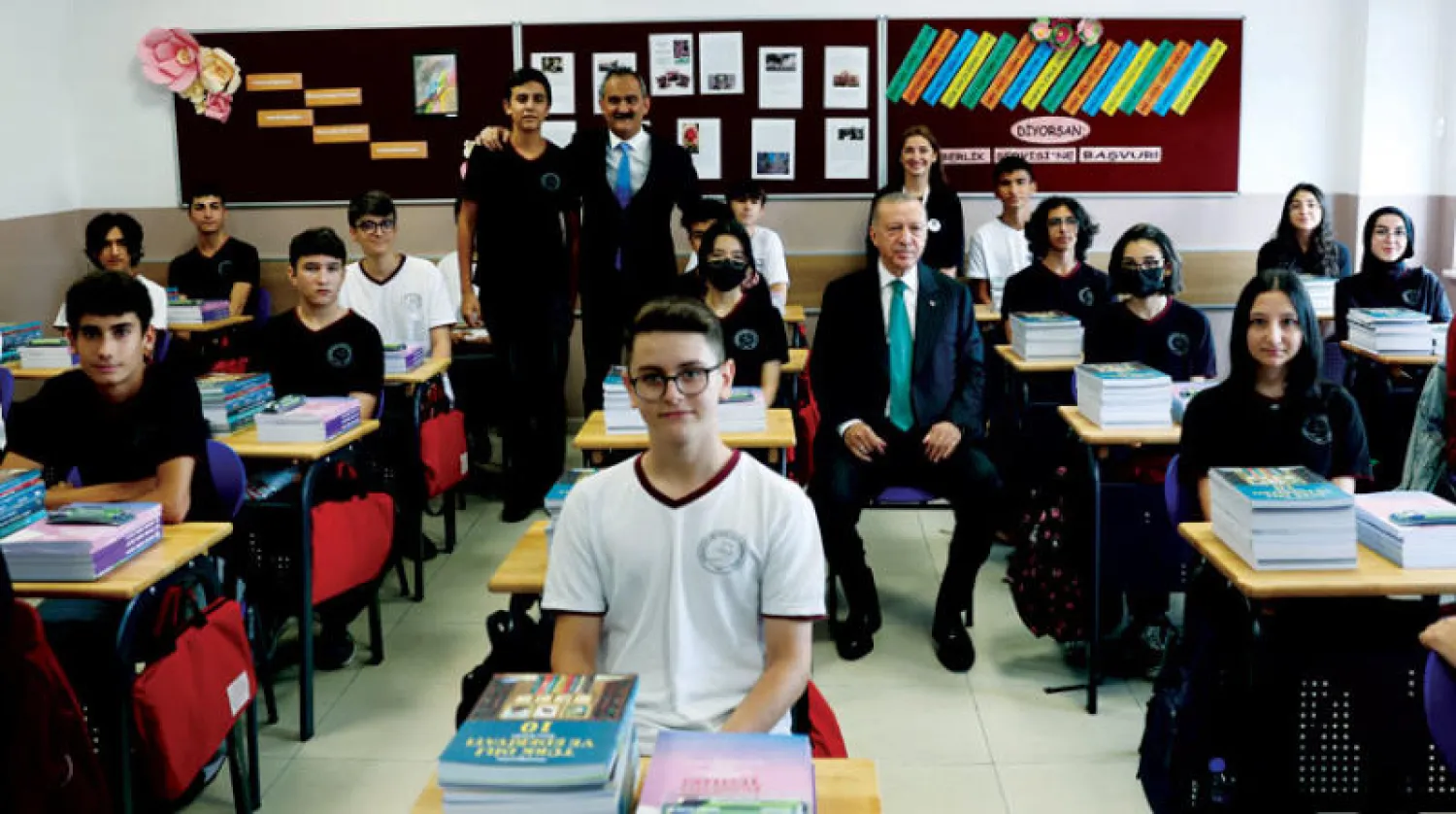 الرئيس رجب طيب إردوغان يشارك في احتفال بمناسبة بداية السنة الدراسية الجديدة بمدرسة في مدينة إسطنبول أمس (الرئاسة التركية- رويترز)