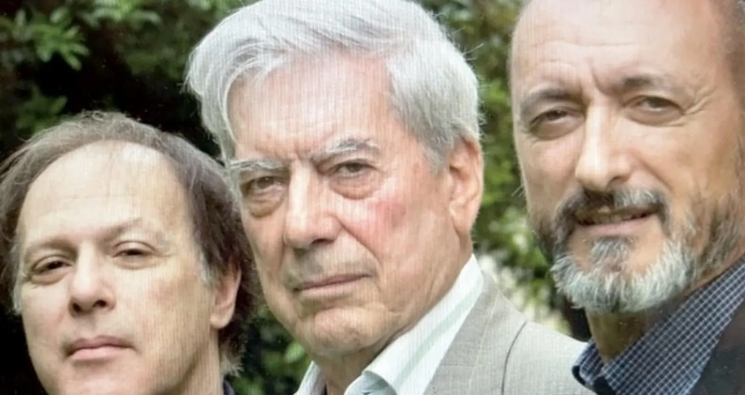 ماريّاس (يمين) وفارغاس يوسا (وسط) وأرتوريو ريفرتي