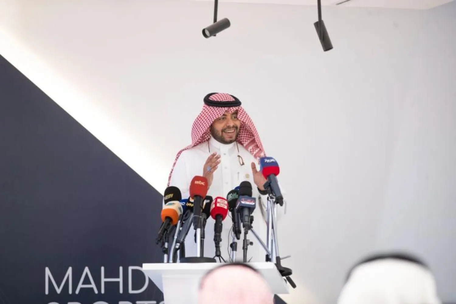 الدكتور محمد باصم تلقى سيلاً من أسئلة الصحافيين خلال المؤتمر الدوري لوزارة الرياضة (تصوير: علي الظاهري)