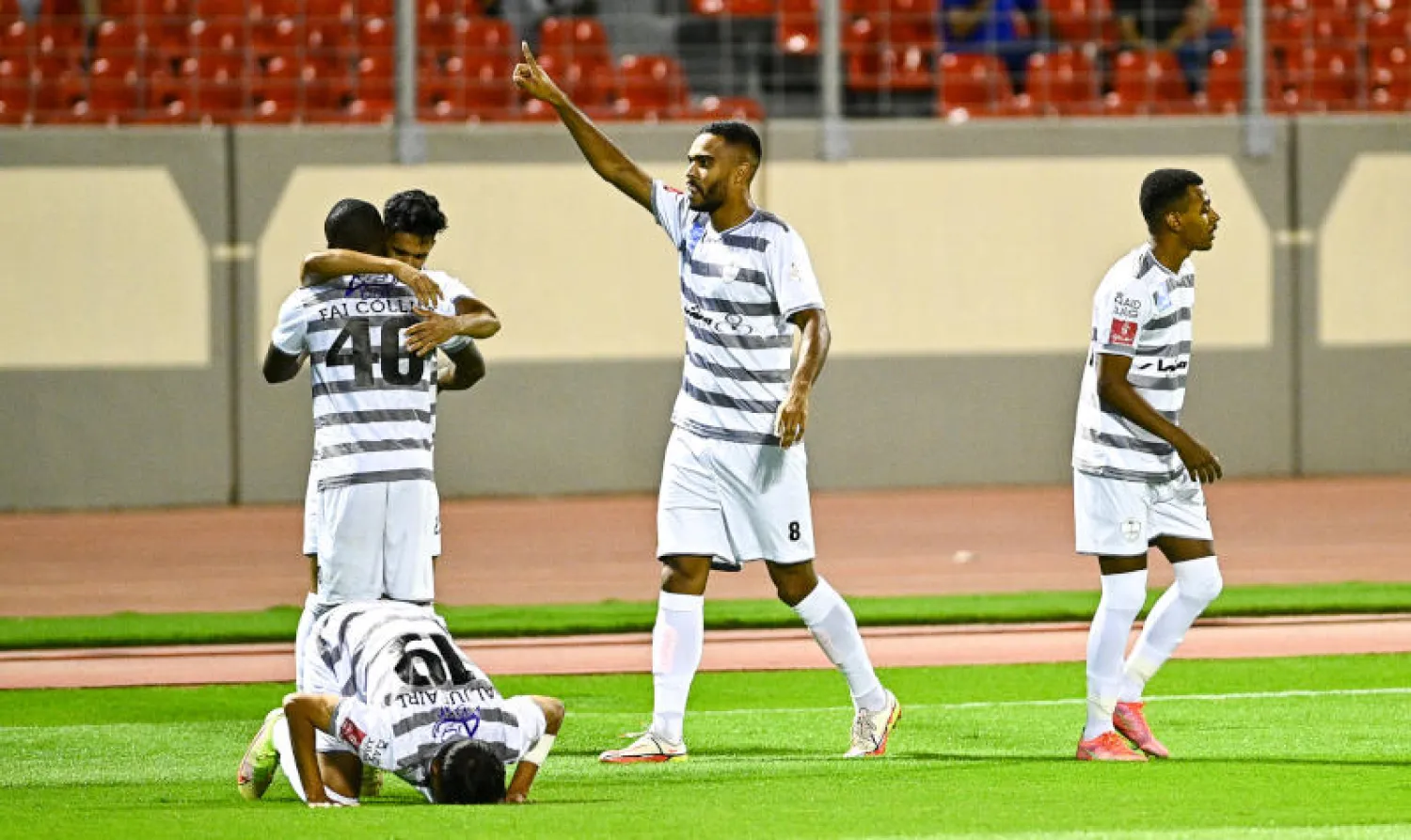 احتفالية لاعبي الطائي بهدف دينير (رابطة الدوري السعودي للمحترفين)