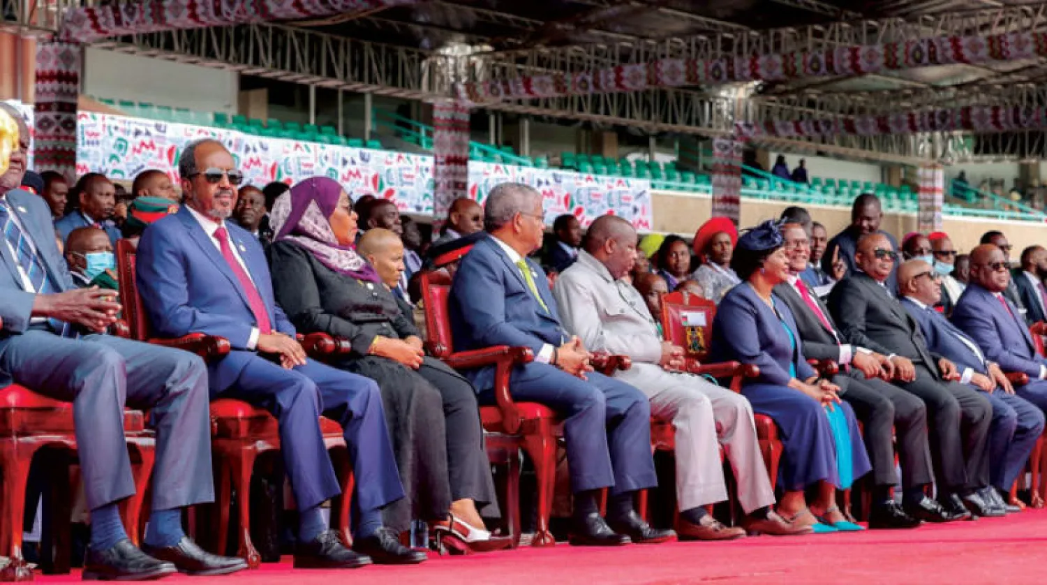 صورة وزعها مكتب الرئيس الصومالي لمغادرته إلى كينيا لحضور تنصيب رئيسها الجديد