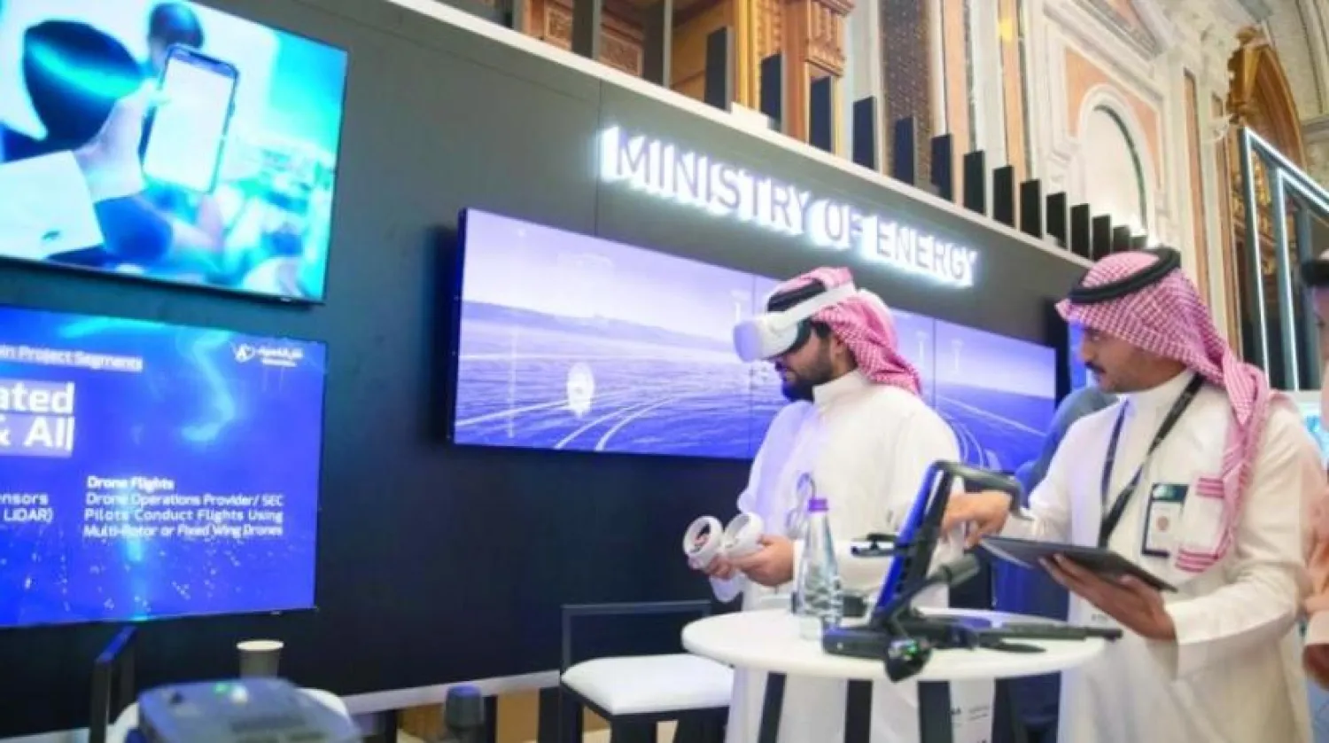 Attendees at the Artificial Intelligence Summit review the showcased technologies (Ali al-Dhaheri)

