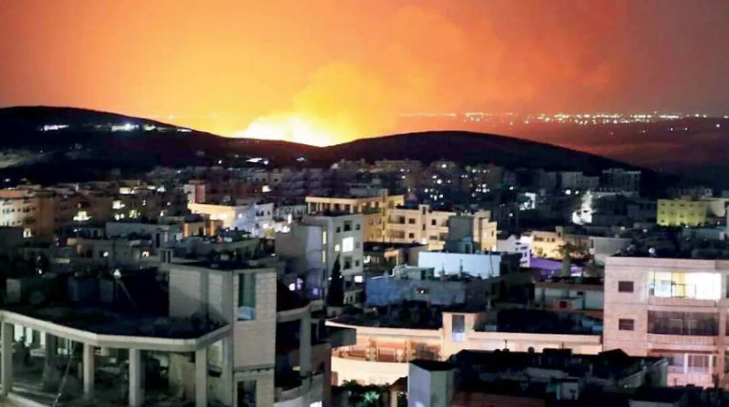 صورة من مواقع لاندلاع حريق بعد غارة جوية اسرائيلية على مركز البحوث في مصياف 25 اغسطس