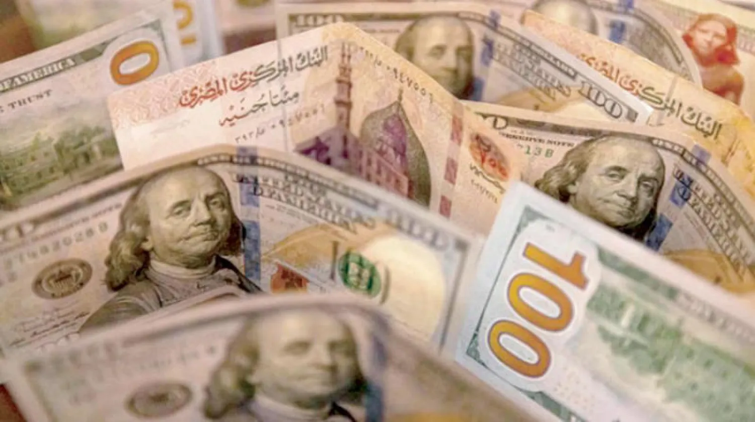 العملة المصرية تواجه انخفاضاً متتابعاً أمام الدولار (أ.ف.ب)