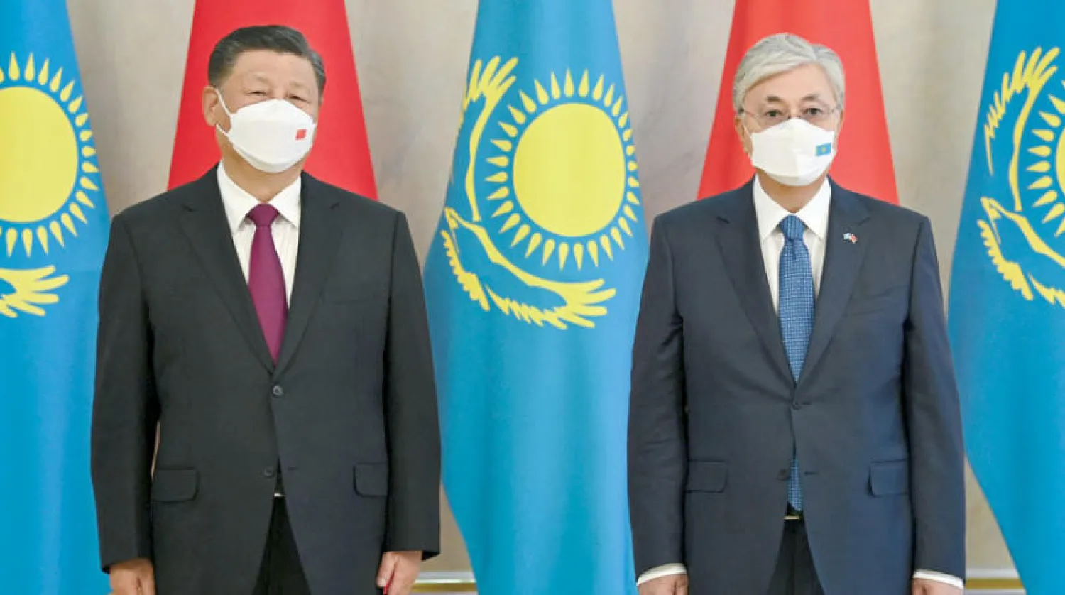 رئيسا كازاخستان والصين في نور سلطان أمس (أ.ف.ب)