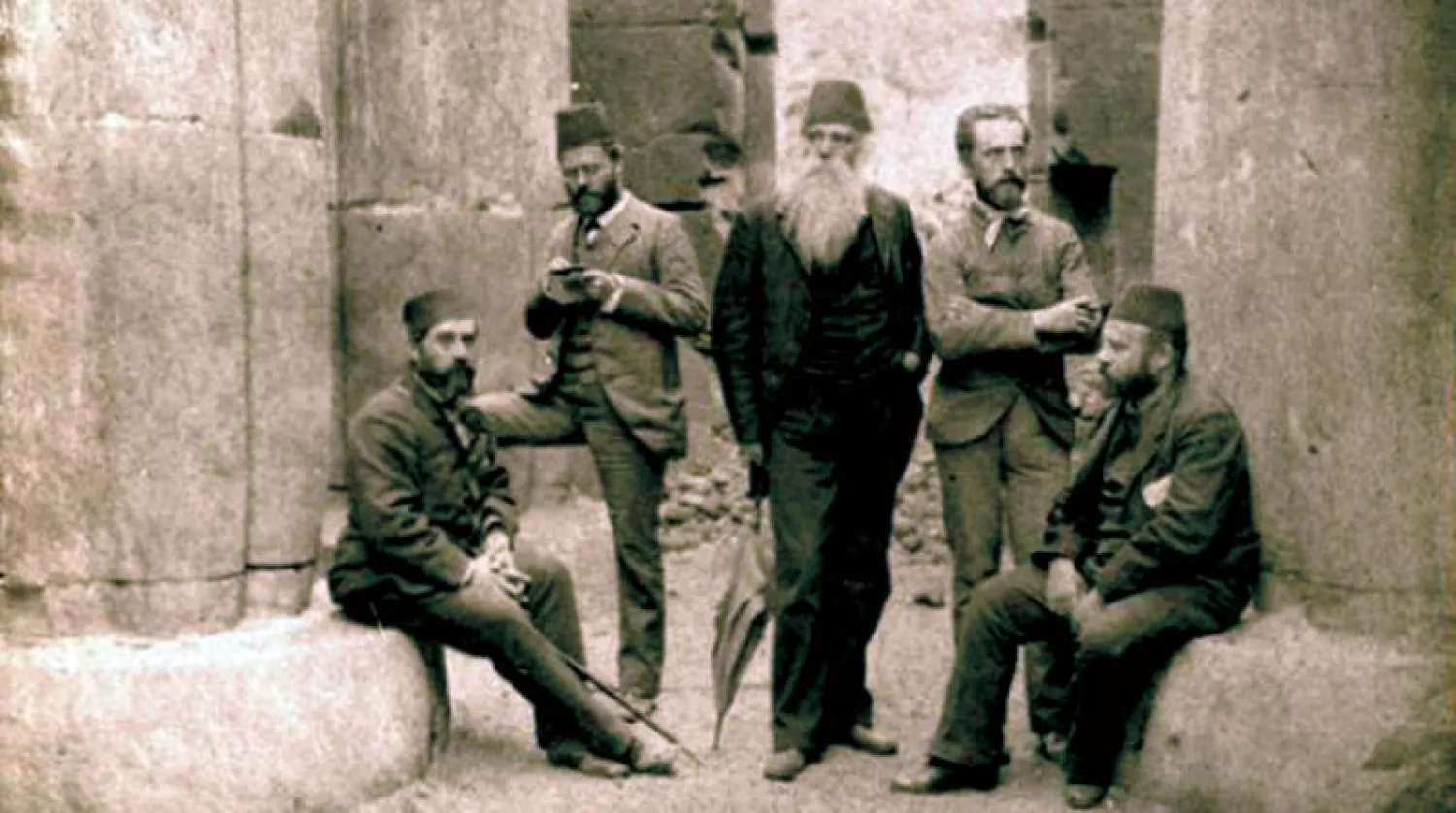 أفراد رحلة التفتيش إلى صعيد مصر في معبد الأقصر عام 1886 (الشرق الأوسط)
