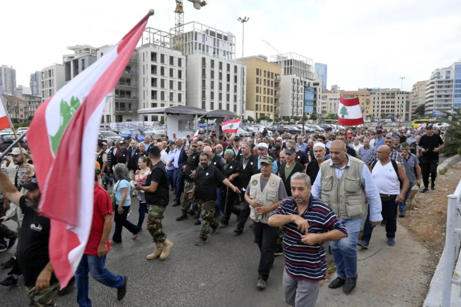 لبنانيون يحتجون ضد موازنة عام 2022 في بيروت (إ.ب.أ)