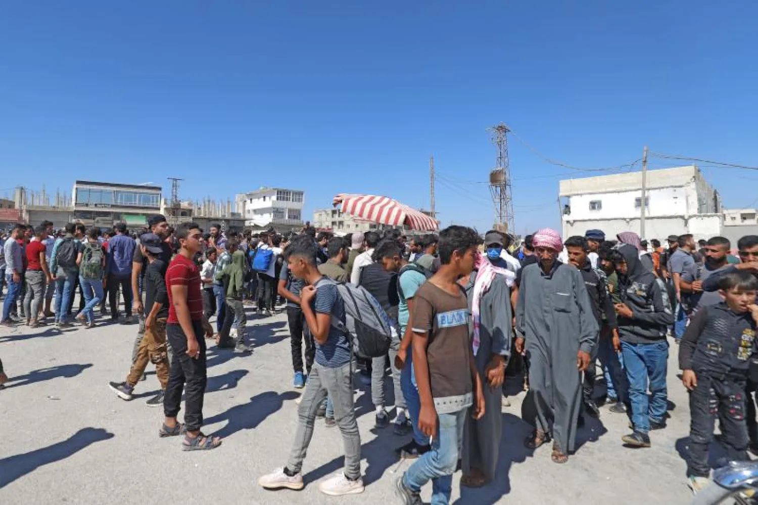 نازحون تجمعوا أمام أحد المعابر الحدودية مع تركيا هربا من تردي الأوضاع في الداخل السوري (أ.ف.ب)