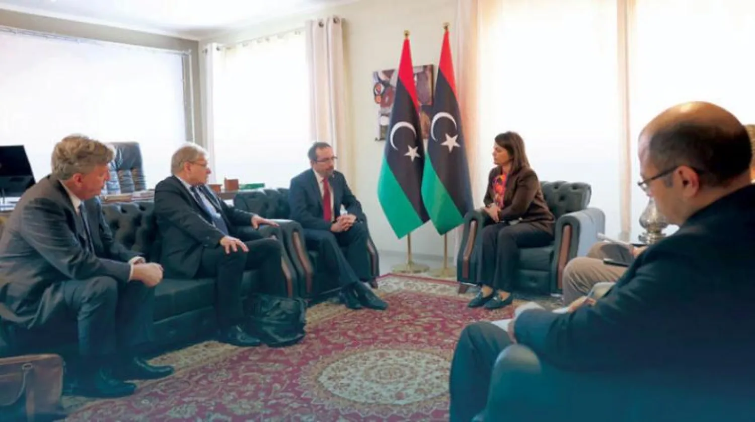 Menguş, bir ABD heyetiyle daha önce yaptığı bir toplantıda Trablus’taki ABD Büyükelçiliği’nin yeniden açılmasına ilişkin prosedürleri görüşürken (Dışişleri Bakanlığı)