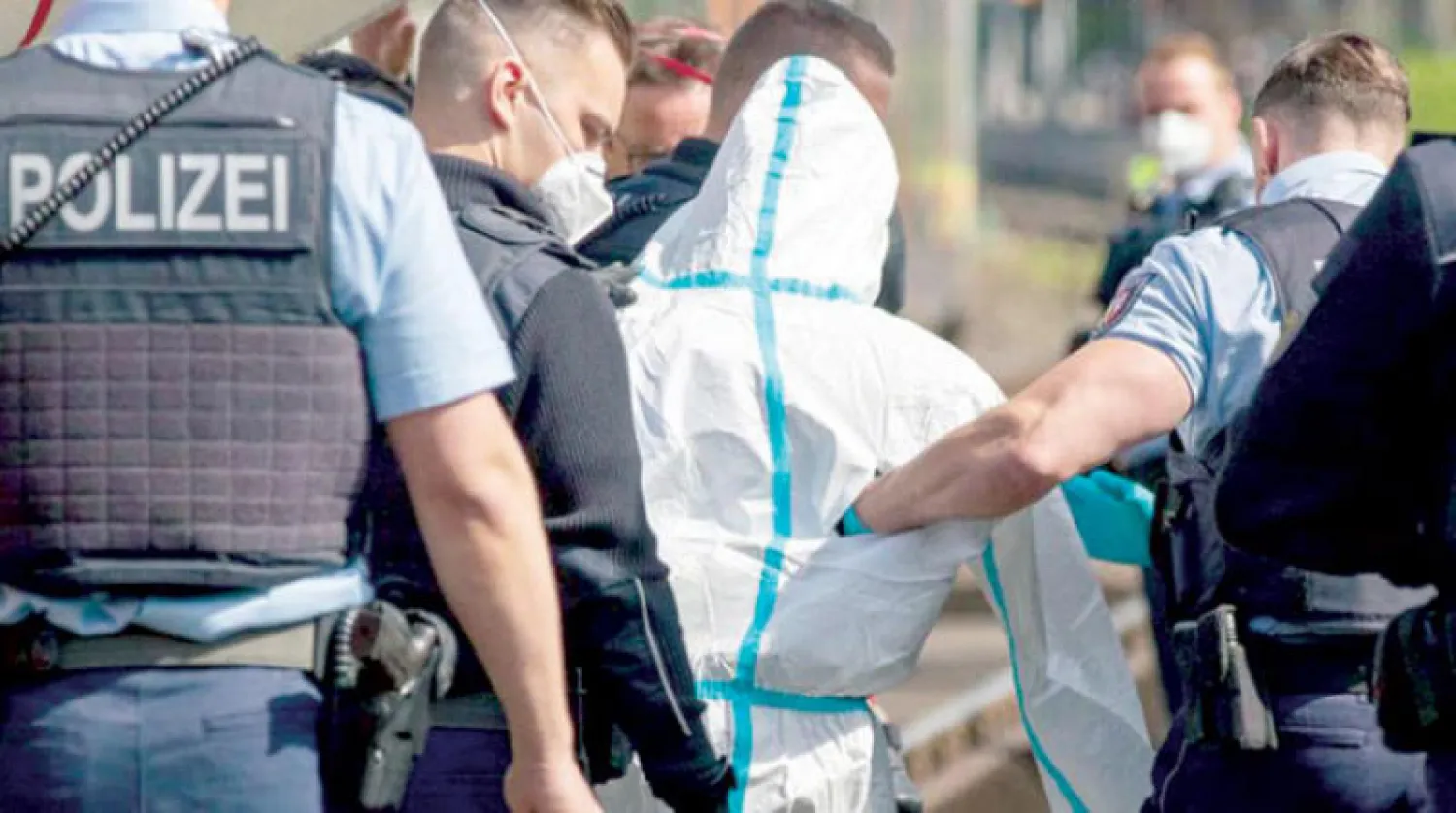 ضباط الشرطة الجنائية يعتقلون مشتبهاً به بعد أن طعن ركاباً بسكين في قطار إقليمي في هرتسوجينراث بالقرب من آخن بألمانيا منتصف الشهر الماضي (إ.ب.أ)