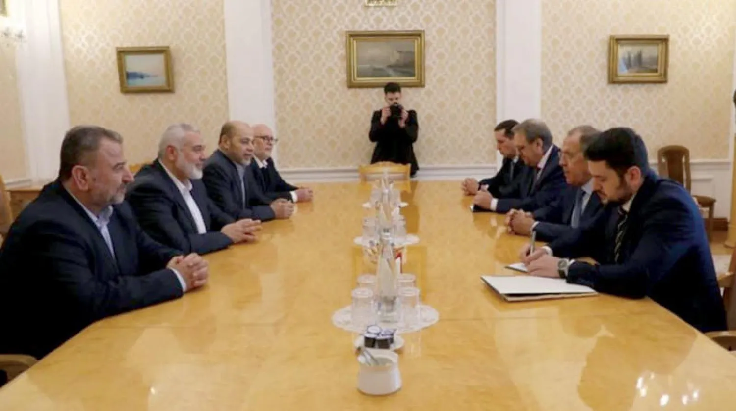 صورة نشرها موقع «حماس» للقائه وفد الخارجية الروسية في موسكو بحضور نائب الوزير بوغدانوف