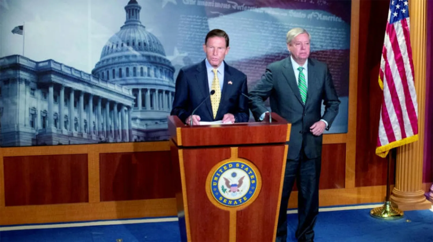 السيناتور الديمقراطي ريتشارد بلومنثال والجمهوري ليندسي غراهام لدى عقدهما مؤتمرا صحافيا حول روسيا الأربعاء (رويترز)