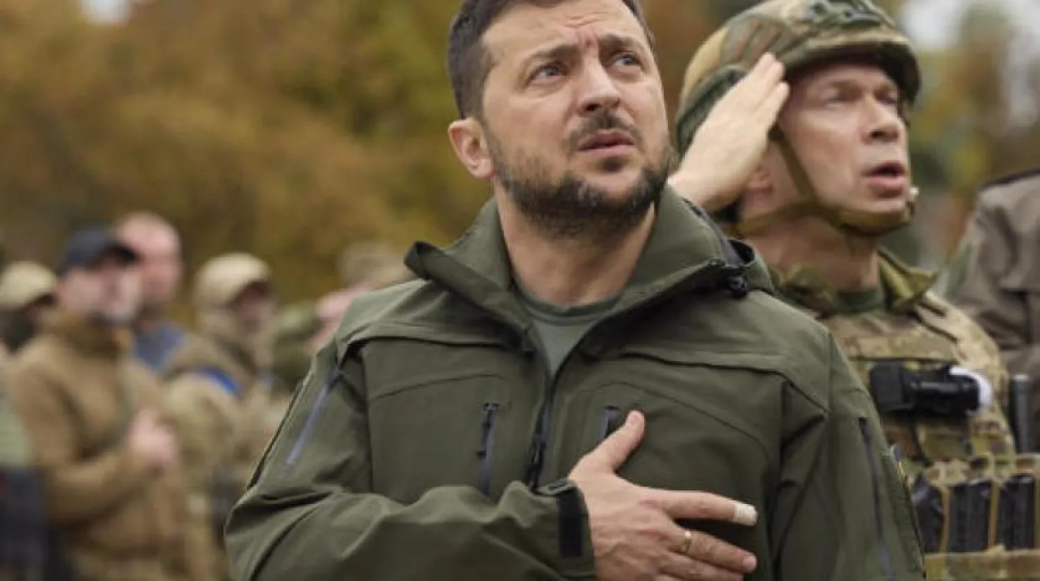 Ukrayna Devlet Başkanı Vladimir Zelenskiy İzyum şehrini ziyareti sırasında (AP)