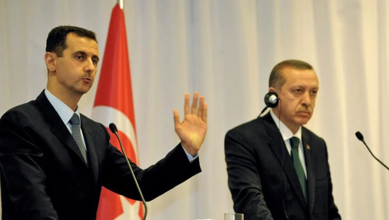 رئيس الوزراء التركي آنذاك رجب طيب إردوغان (يمين) خلال مؤتمر صحافي مع الرئيس السوري بشار الأسد في 2010 (أ.ف.ب)