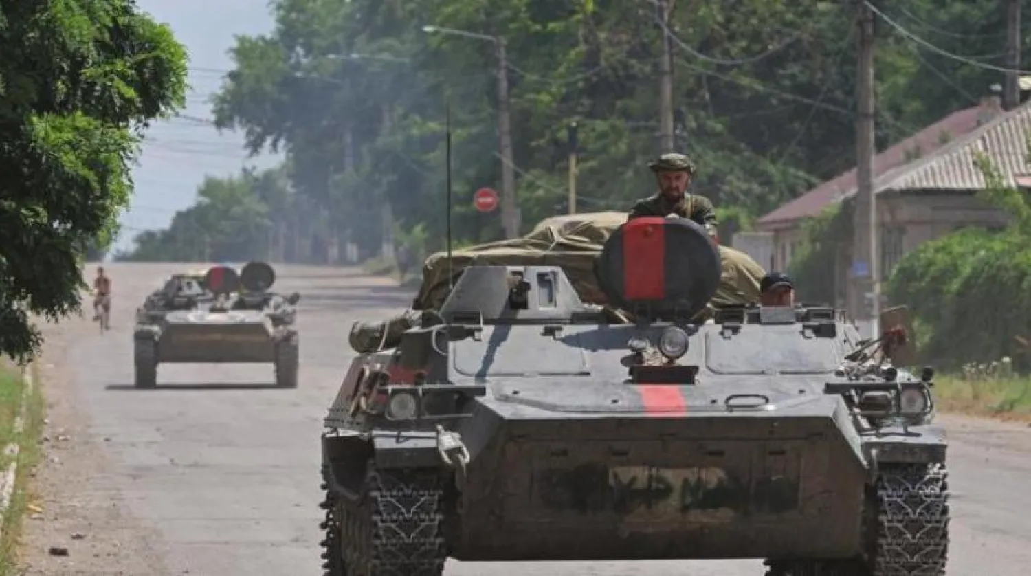Luhansk bölgesinin Lısıçansk kentinde Rus yanlısı güçlere ait araçlar (Reuters)
