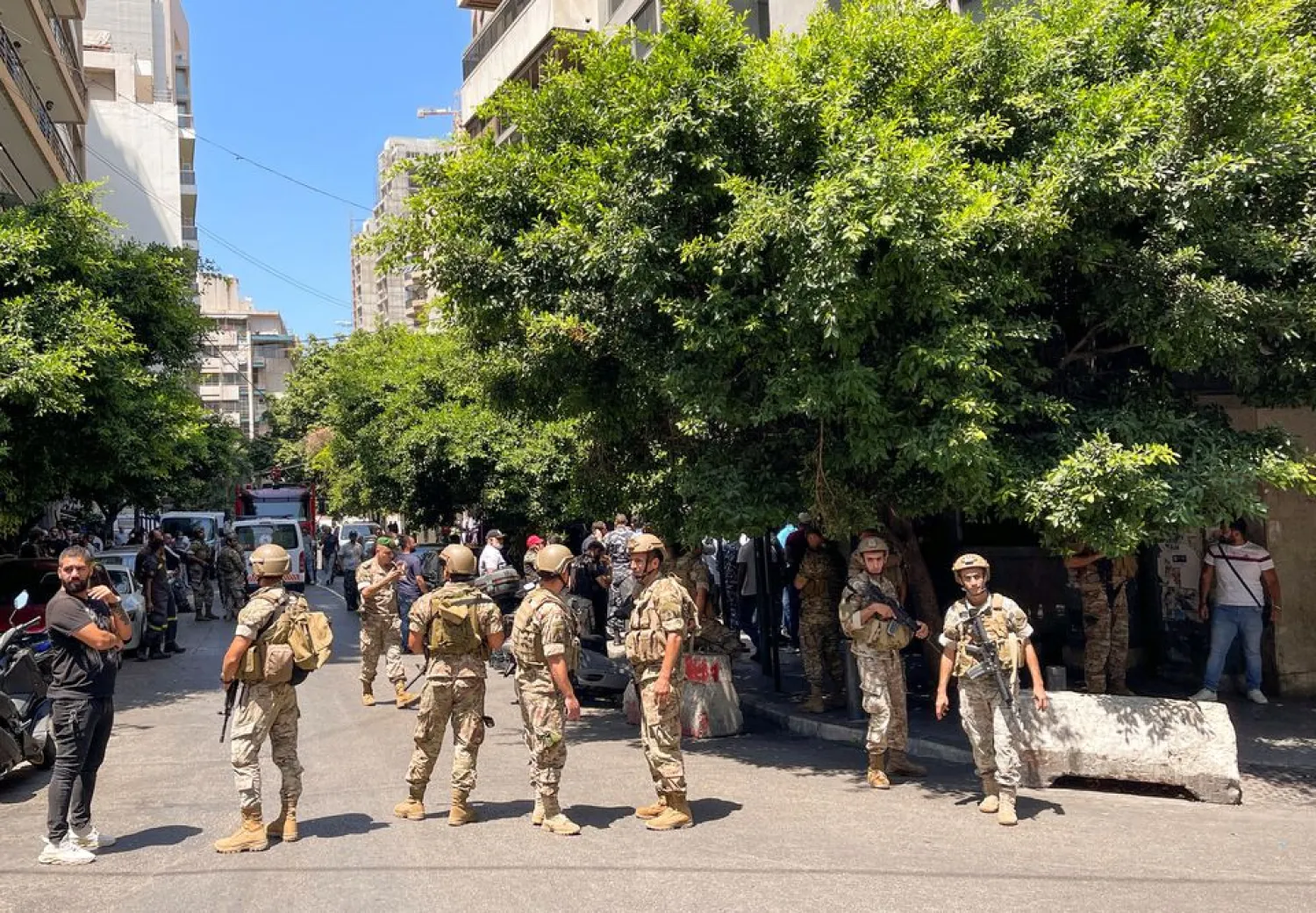 Members of the Lebanese army secure the area near Federal bank in Hamra, Lebanon August 11, 2022. REUTERS/Issam Abdallah