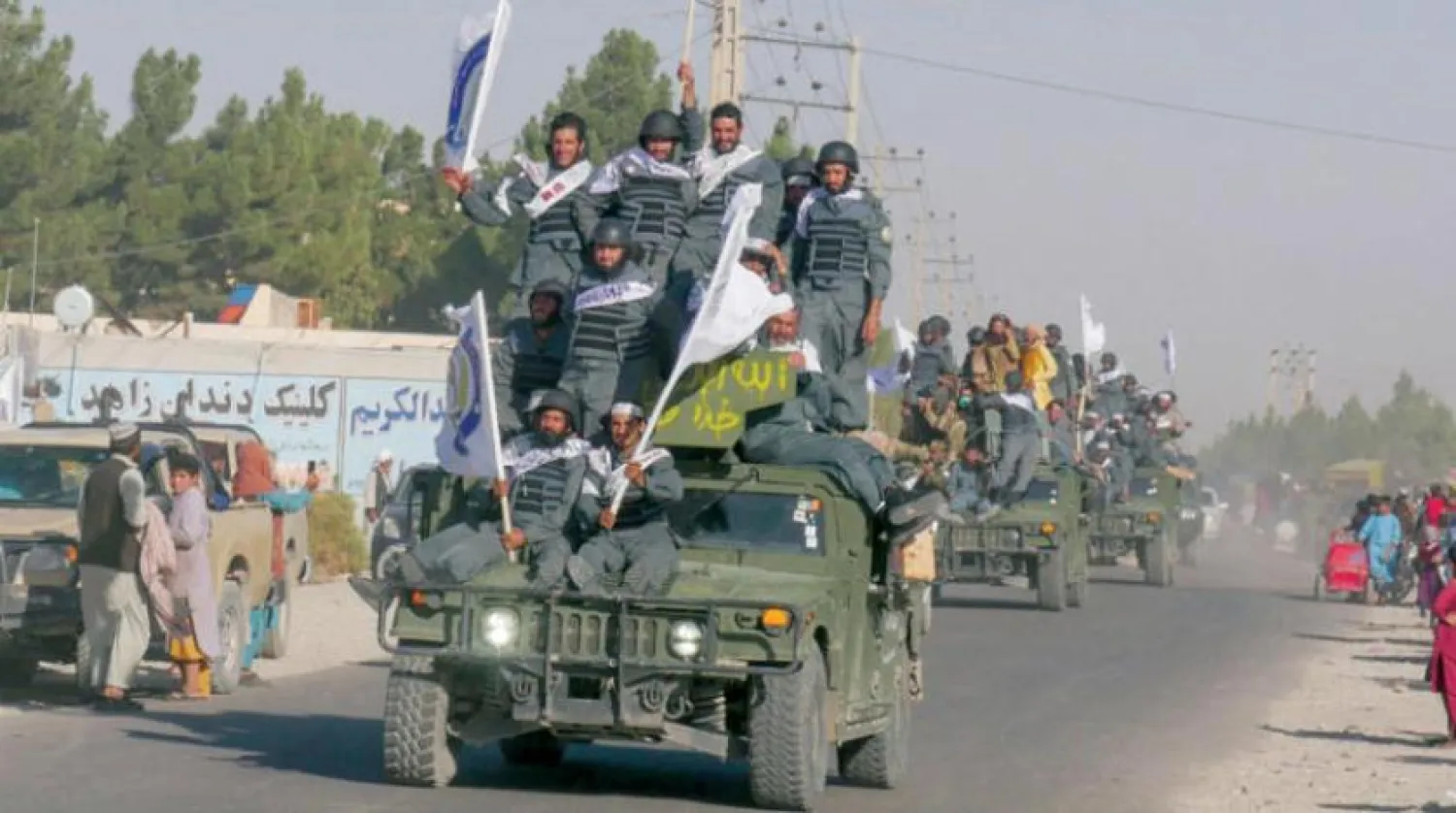 Geçen çarşamba günü Herat’ta düzenlenen mezuniyet törenlerinde yer alan Taliban savaşçıları. (AFP)