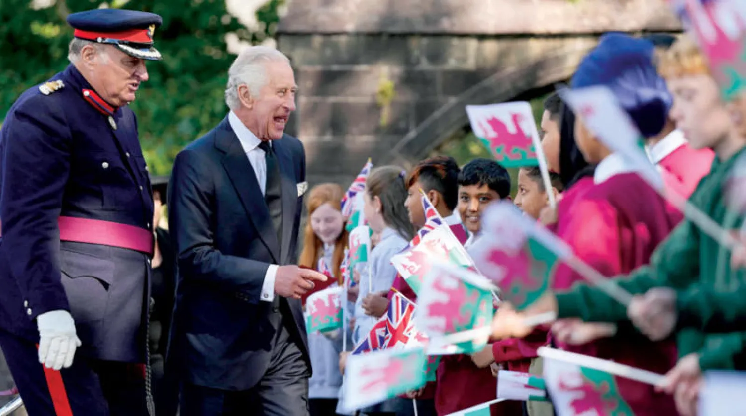 تشارلز يحيّي حشوداً خارج كاتدرائية في كارديف أمس (أ.ف.ب)