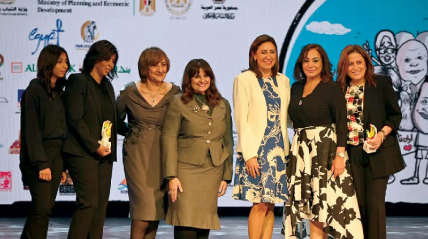 وزيرة الثقافة المصرية وسهير عبد القادر رئيسة المهرجان مع عدد من المكرمين (المركز الإعلامي لملتقى «أولادنا»)