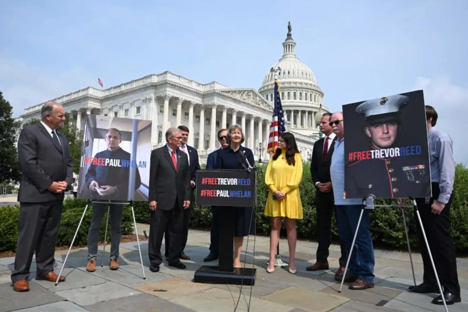 إليزابيث ويلان شقيقة جندي مشاة البحرية الأميركية السابق بول ويلان تعقد مؤتمراً صحافياً أمام مبنى الكابيتول في واشنطن (أ.ف.ب)