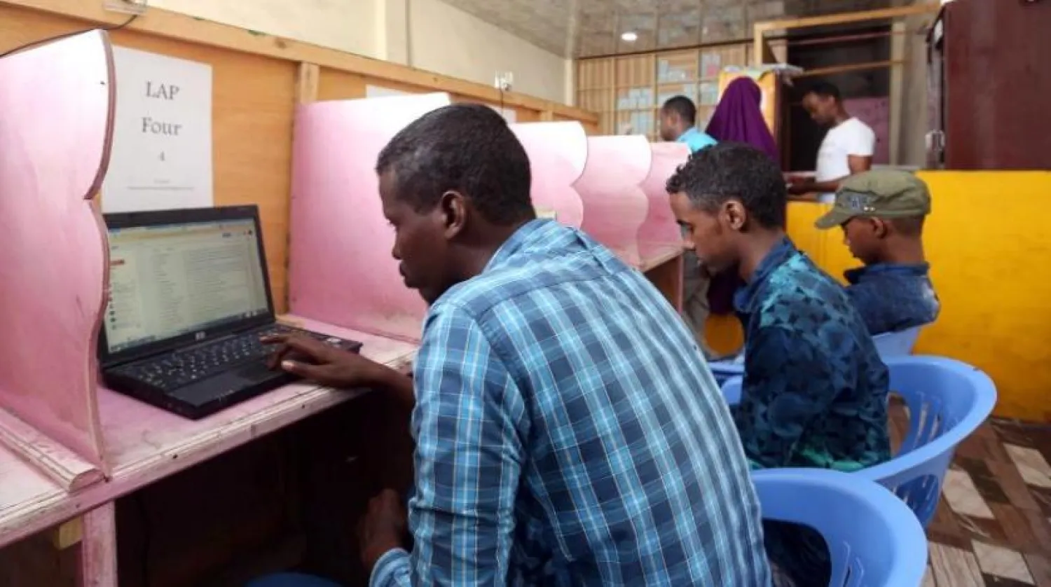 Mogadişu'da bir kafede internette gezinen kişiler (Arşiv - Reuters)
