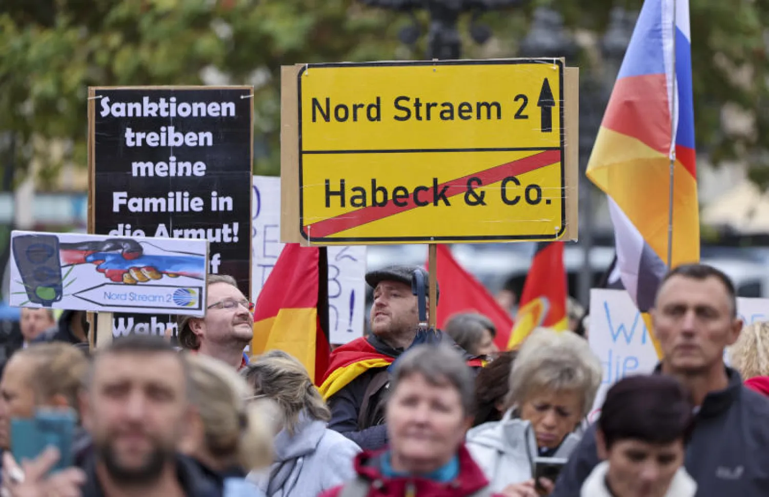 ألمان يتظاهرون احتجاجاً على ارتفاع فواتير الطاقة في مدينة فرانكفورت (رويترز)