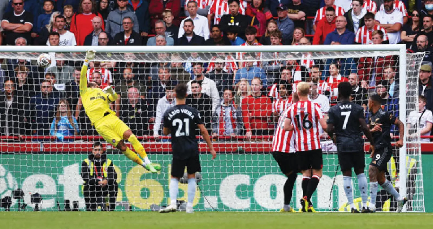 خيسوس (يمين) يسجل برأسه هدف آرسنال الثاني من ثلاثية الانتصار على برنتفورد (رويترز)