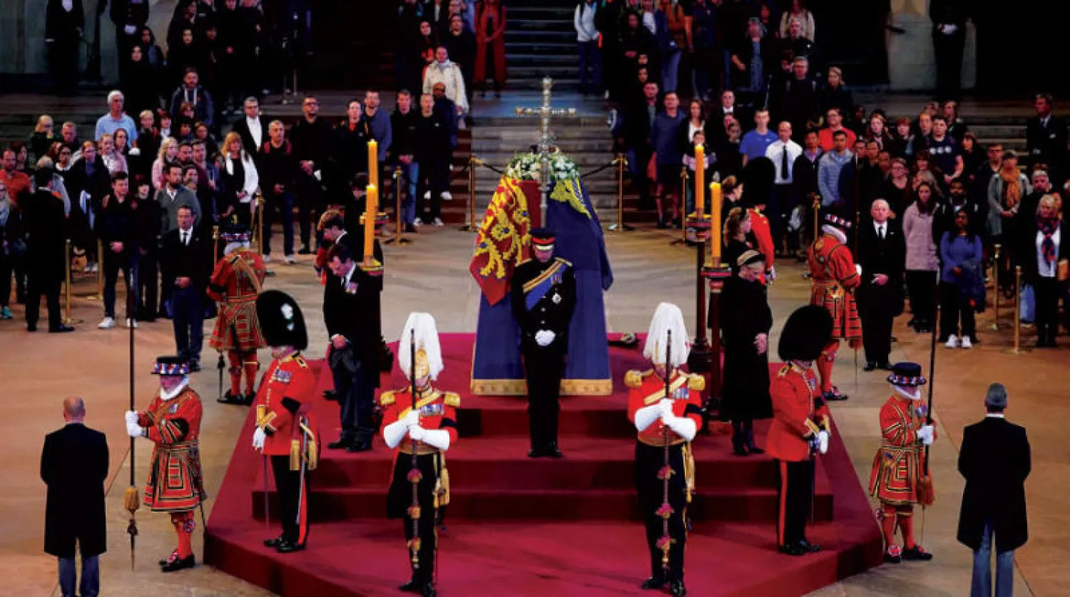 أحفاد الملكة إليزابيث يتقدمهم الأمير ويليام يقفون حرساً حول جثمان جدتهم المسجى في قاعة «وستمنستر هول» (أ.ف.ب)