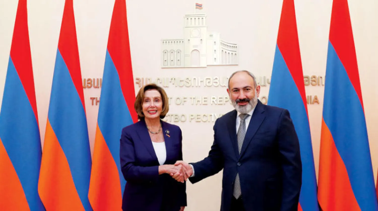 رئيسة مجلس النواب الأميركي مع رئيس وزراء أرمينيا (أ.ف.ب)