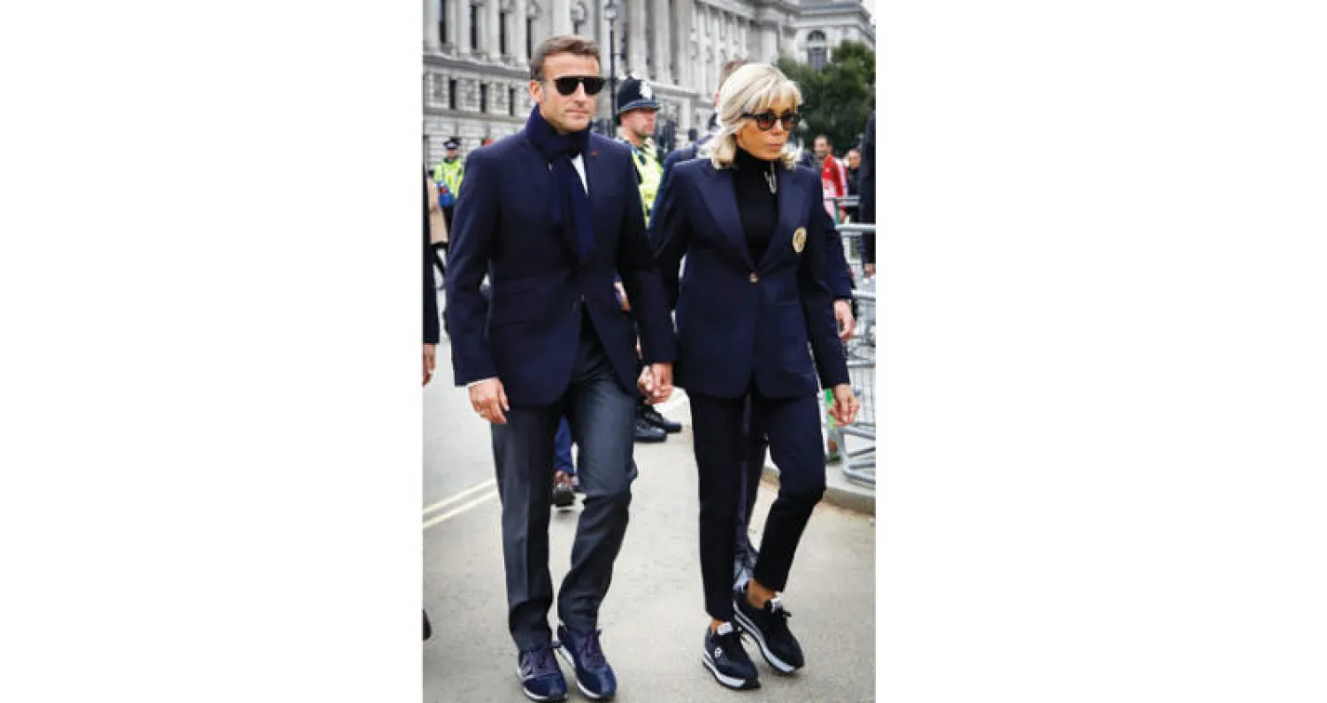 ماكرون وزوجته بحذاءين رياضيين في لندن (إ.ب.أ)