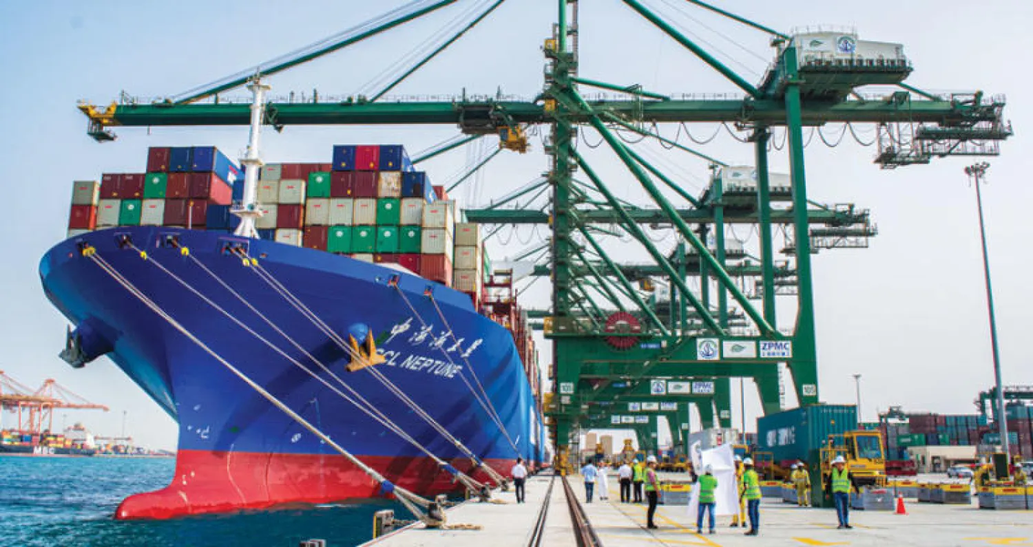 تعمل الموانئ السعودية على تسريع عمليات التشغيل وتقليص فترة بقاء السفن في الأرصفة (الشرق الأوسط)