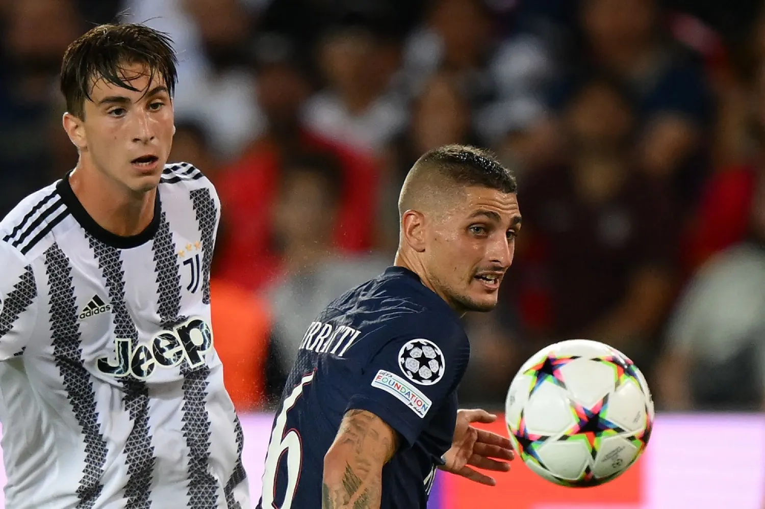 Paris Saint-Germain's Italian midfielder Marco Verratti (R) and Juventus' Italian midfielder Fabio Miretti (L) fight for the ball during the UEFA Champions League Group H first leg football match between Paris Saint-Germain (PSG) and Juventus at Parc des Princes Stadium in Paris, on September 6, 2022. (AFP)