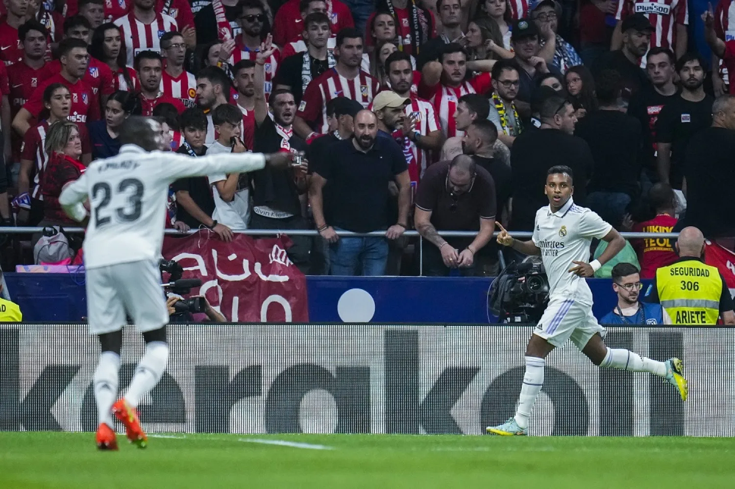 Real Madrid's Rodrygo, right, celebrates after scoring the opening goal during the Spanish La Liga match between Atlético Madrid and Real Madrid at the Wanda Metropolitano stadium in Madrid, Spain, Sunday, Sept. 18, 2022. (AP)