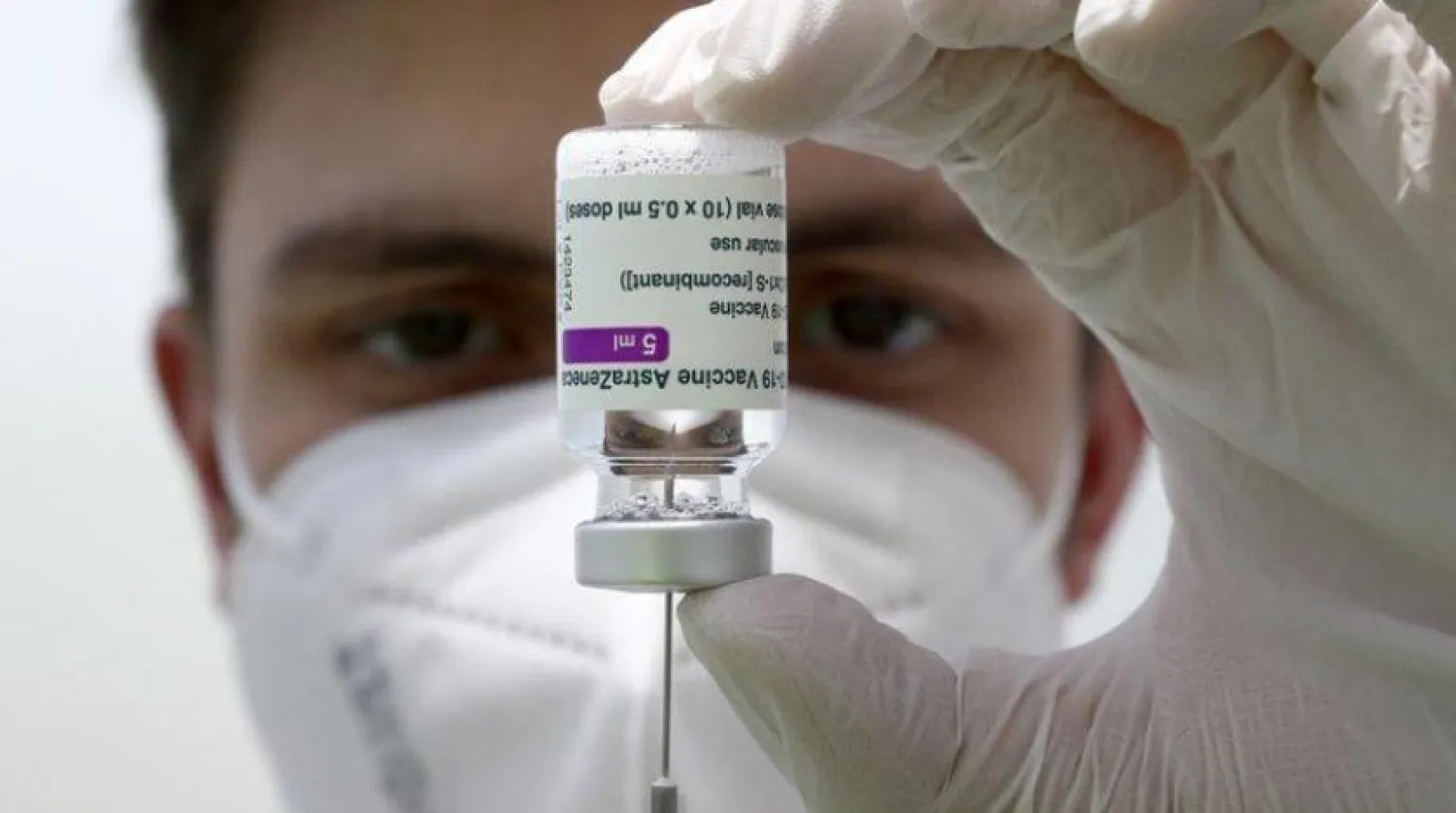 Koronavirüse yakalanmak, virüse karşı aşı olmanın alternatifi sayılmıyor. (AP)