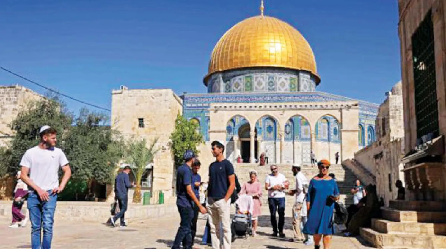 زيارة يهود متدينين لمجمع المسجد الأقصى في البلدة القديمة بالقدس أكتوبر 2021 (أ.ف.ب)