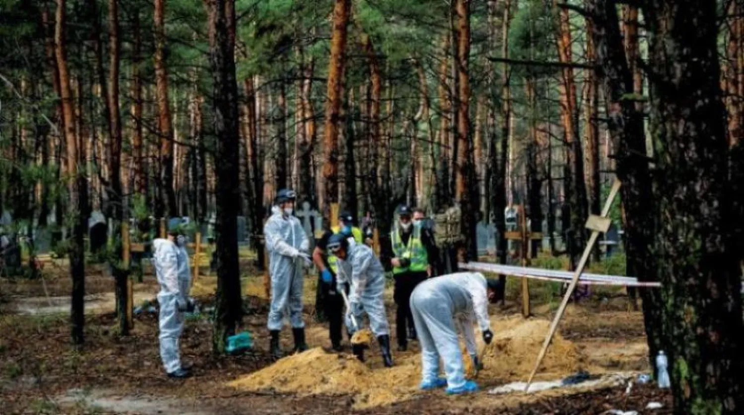 Adli tıp uzmanları Harkov'un İzyum kentindeki bir mezarlıkta ceset arıyor (Reuters)