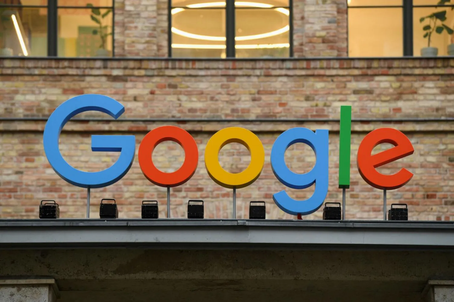 Bir blog yazarı, Ağustos 2022'de Google'dan 249.999,99 dolarlık beklenmedik bir ödeme aldığını söyledi  (Reuters)

