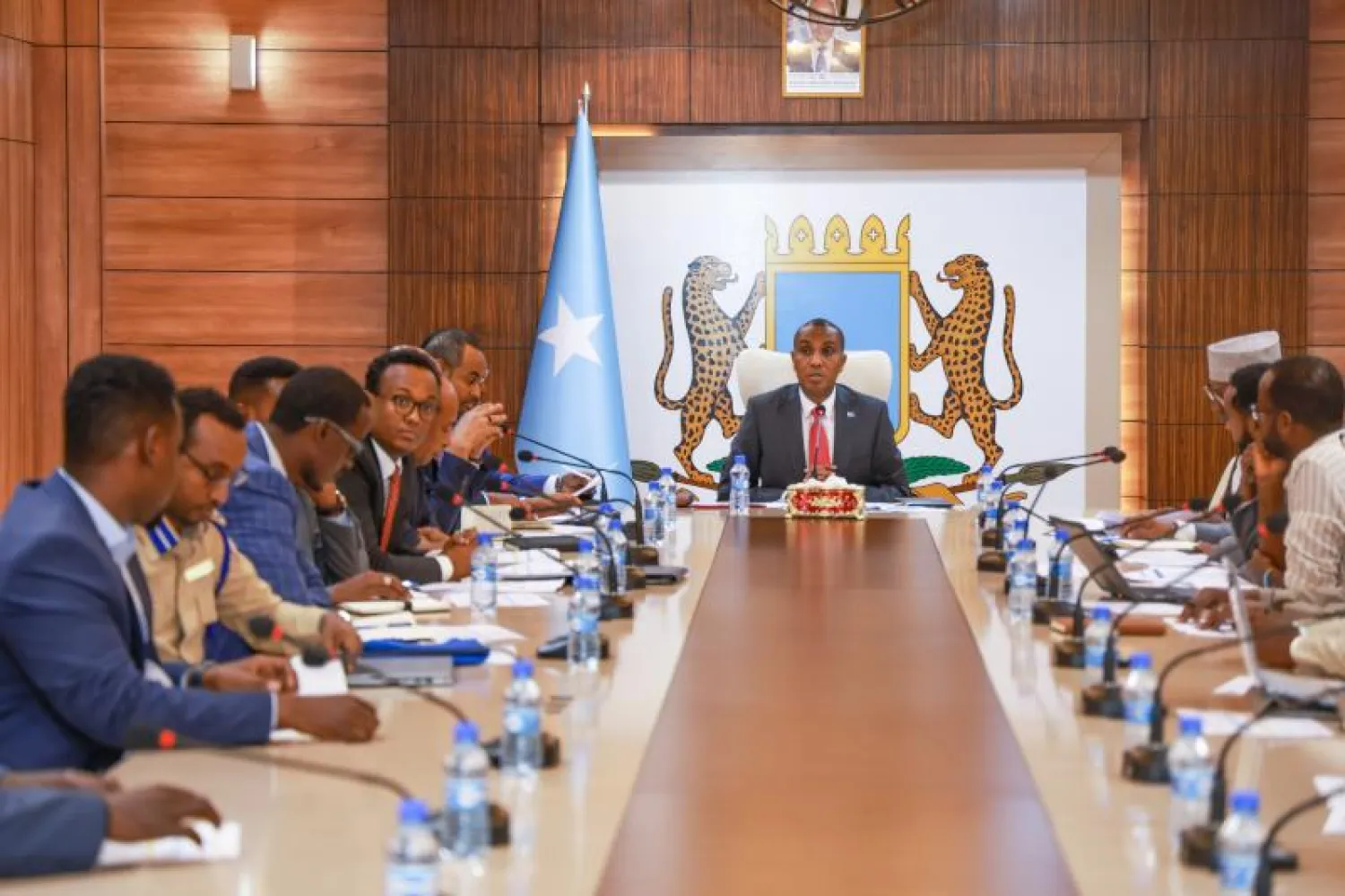 صورة وزعتها الحكومة الصومالية لمتابعة رئيسها في مقديشو العمليات العسكرية ضد «الشباب»