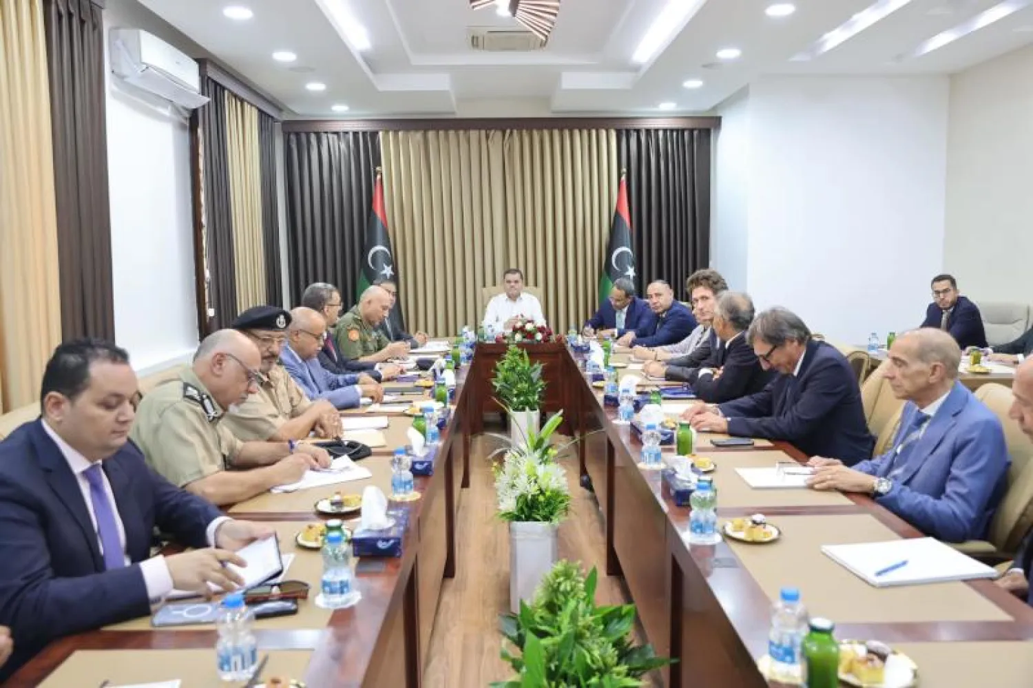 صورة وزعتها حكومة الدبيبة لاجتماع ترأسه لمتابعة العمل في مطار طرابلس