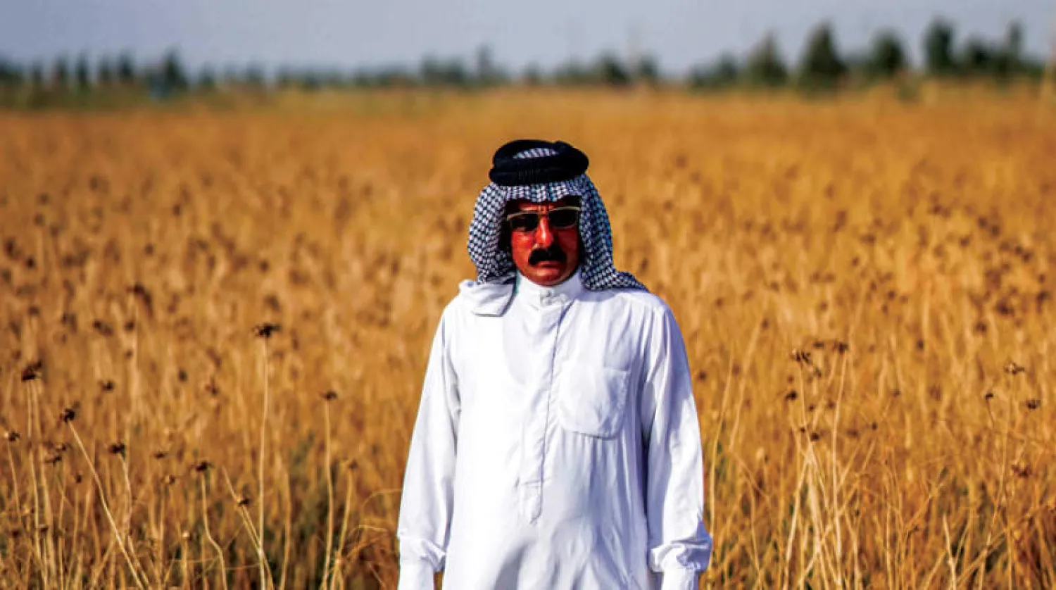 المزارع أبو مهدي وسط حقله على ضفاف دجلة في ديالى (أ.ف.ب)