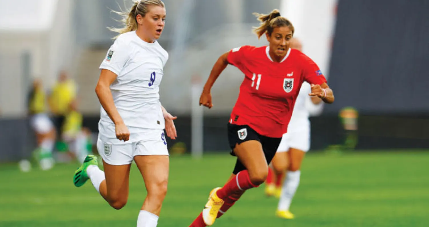 روسو (يسار) لعبت دوراً بارزاً في فوز إنجلترا على النمسا في تصفيات كأس العالم (رويترز)