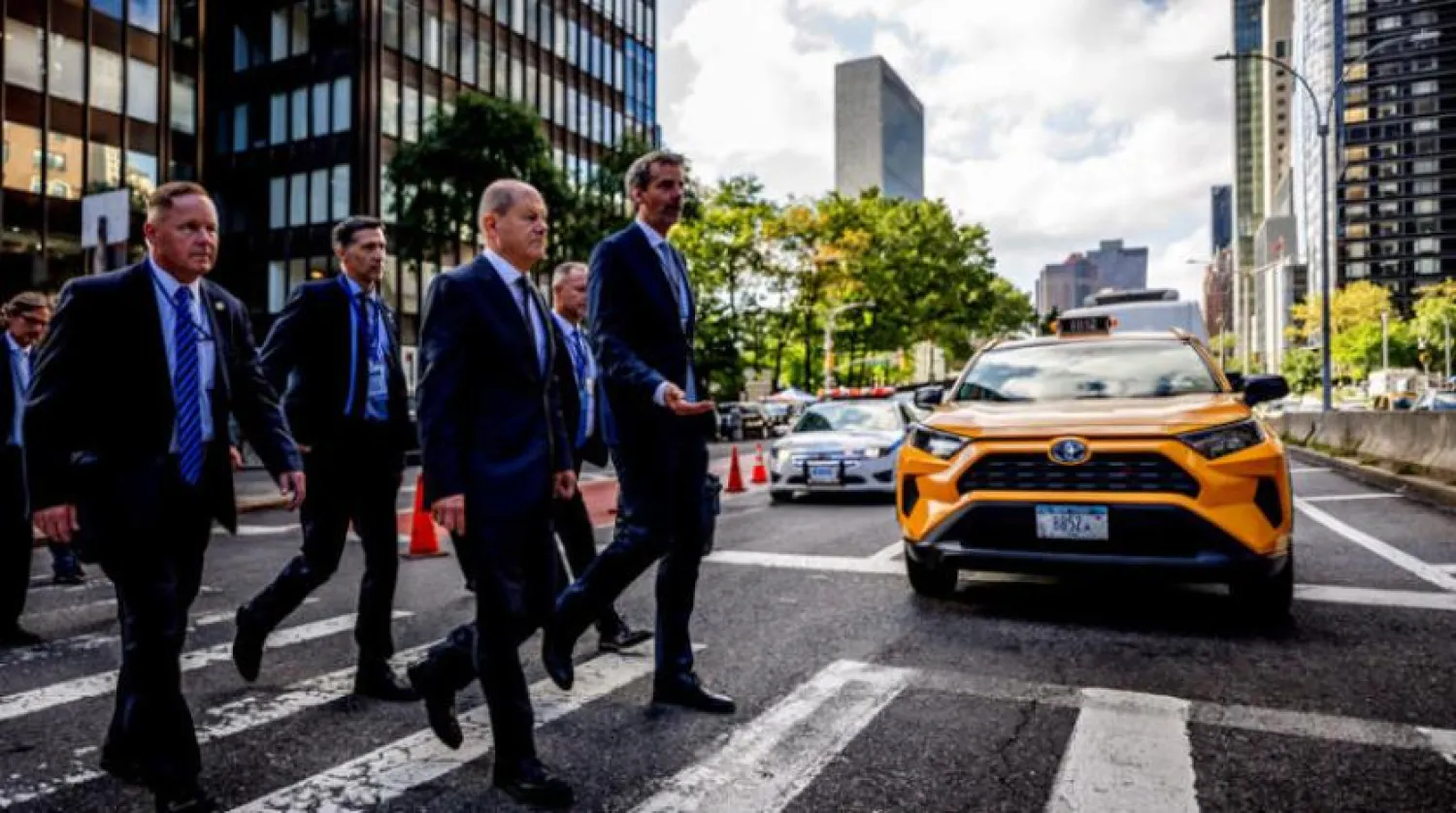 Almanya Başbakanı Olaf Scholz, dün New York’taki BM Genel Kurulu’na katılmak için Manhattan’da bir caddeden karşıdan karşıya geçerken (DPA)