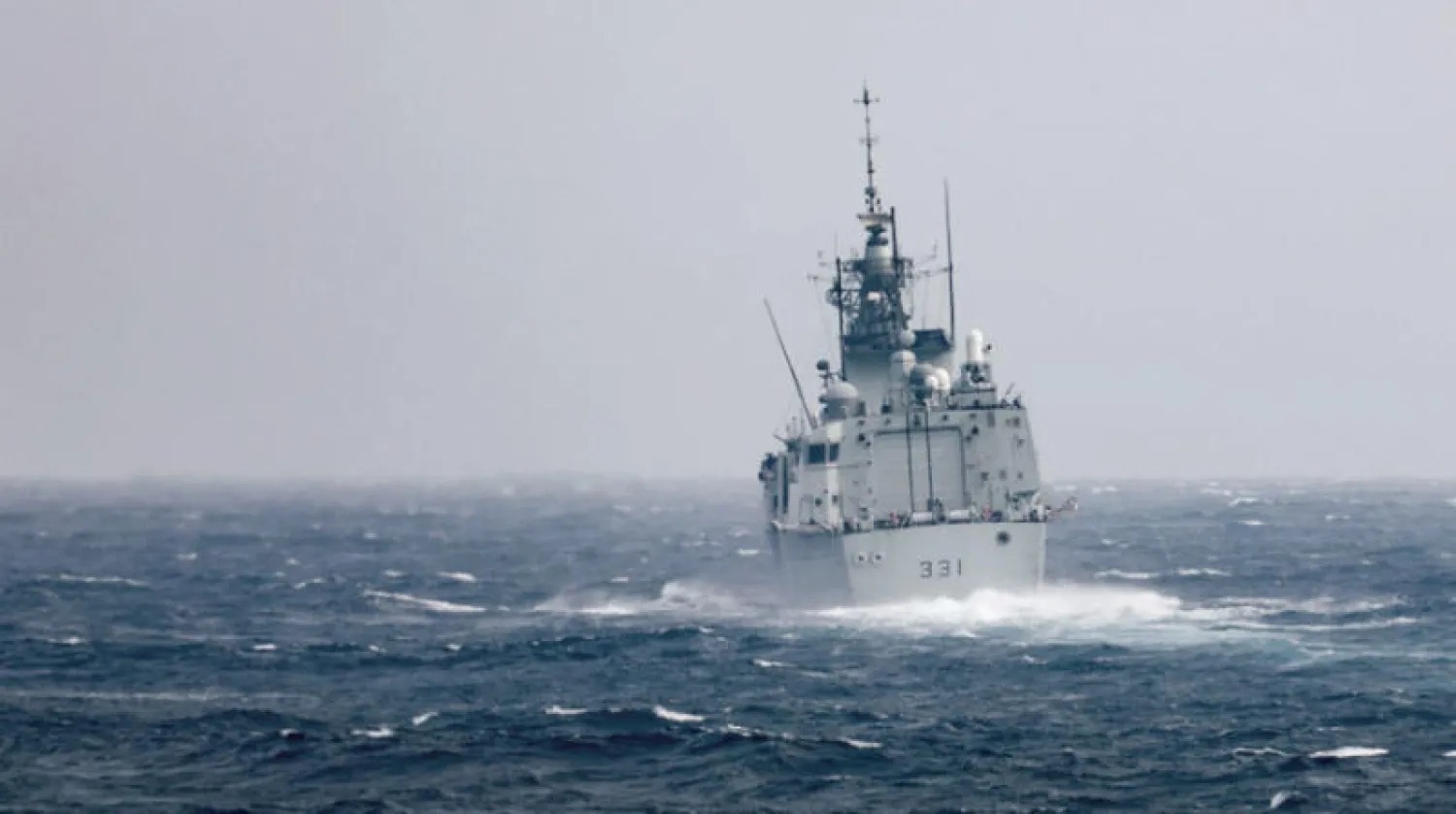 صورة وزعتها البحرية الأميركية للفرقاطة الكندية HMCS Vancouver وهي تعبر مضيق تايوان أول من أمس (أ.ب)