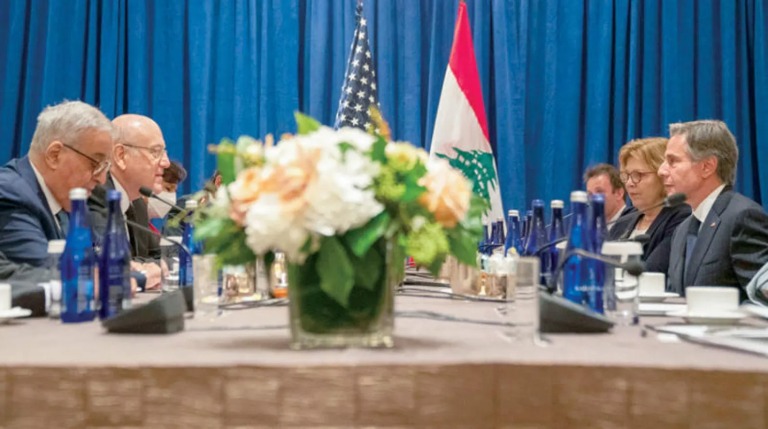 رئيس الوزراء اللبناني ووزير الخارجية الأميركي خلال جلسة المحادثات في نيويورك مساء أول من أمس (أ.ب)