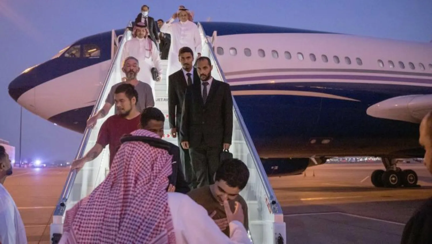 تسلمت السعودية 10 أسرى من مواطني 5 دول بعد إفراج روسيا عنهم (واس)