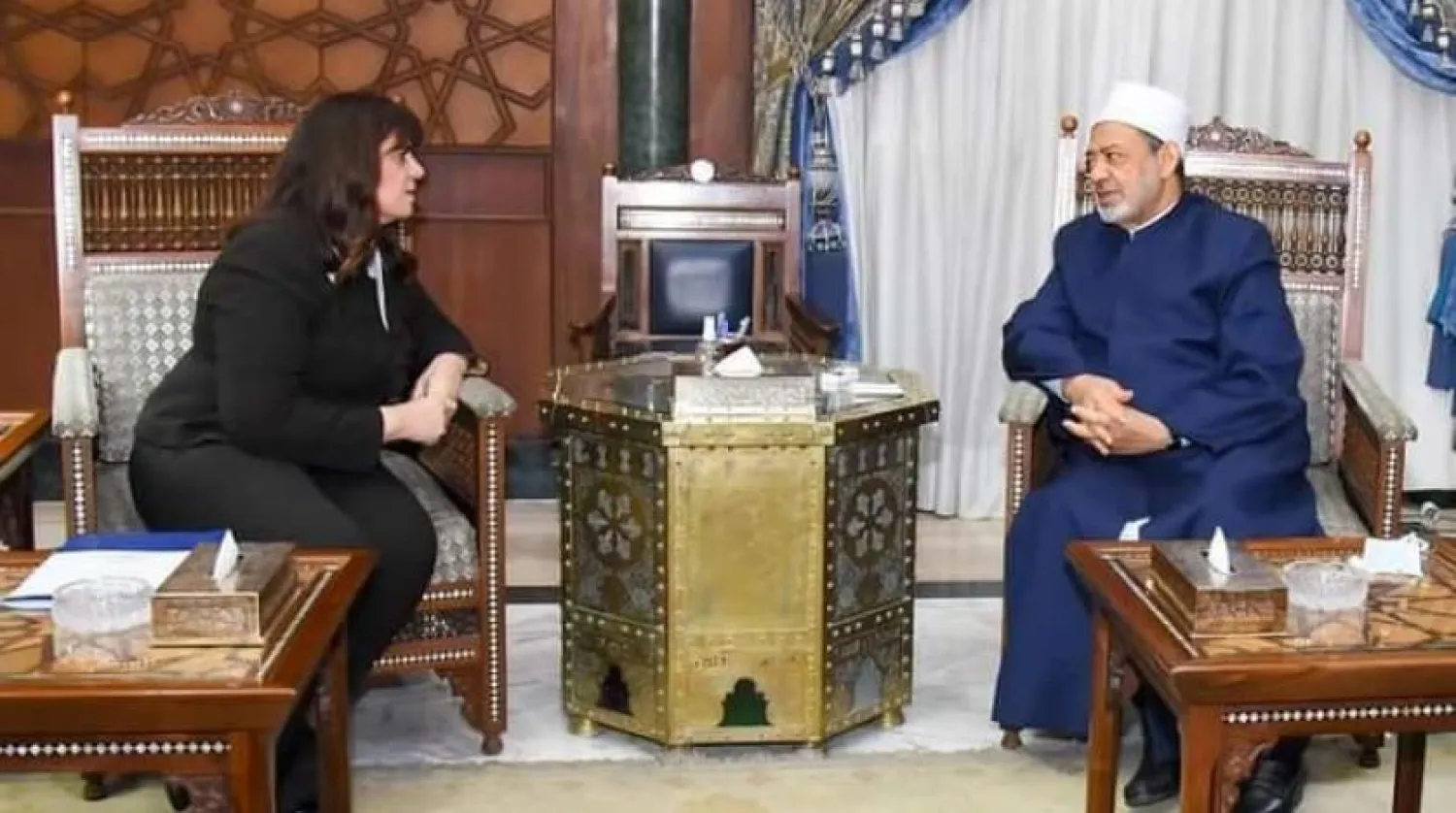 El-Ezher Rektörü, Göç ve Yurtdışı Mısırlılar İşleri Bakanı Büyükelçi Seha Cundi ile yaptığı görüşme sırasında (Facebook)