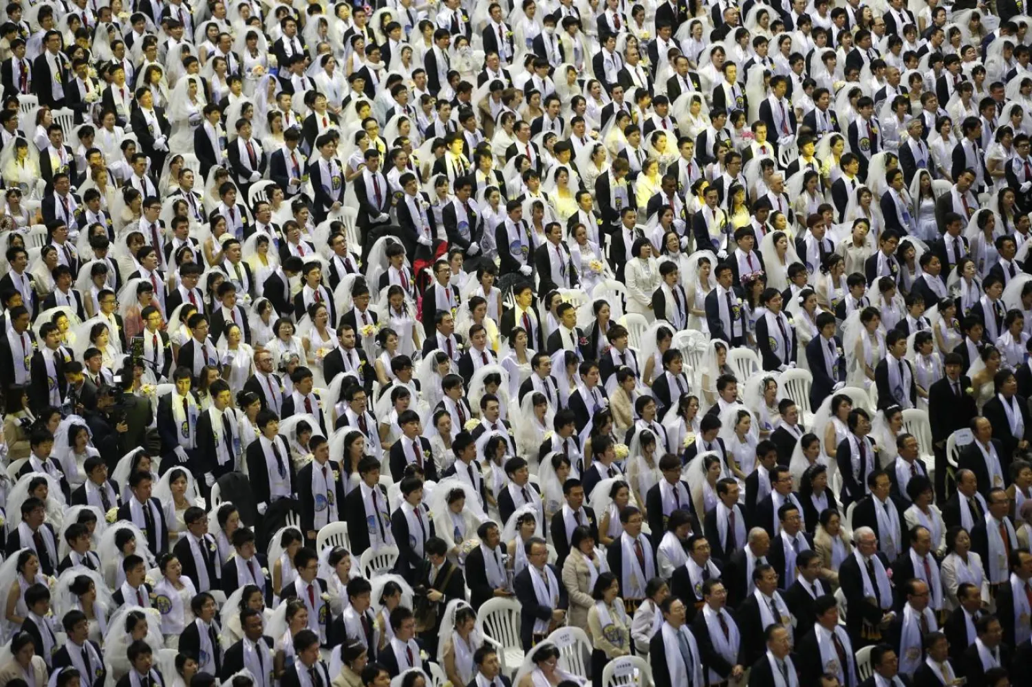 Düzenlediği toplu nikah törenleriyle tüm dünyada ünlenen Moon Tarikatı'nın bazı etkinliklerine Abe de katılmış ve eleştiri toplamıştı (Reuters)

