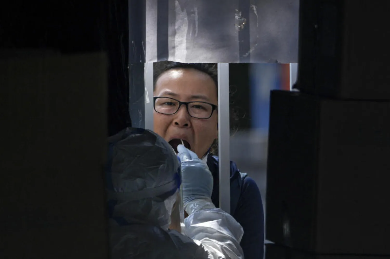 رجل يخضع لاختبار الكشف عن فيروس «كورونا» في بكين (أ.ب)